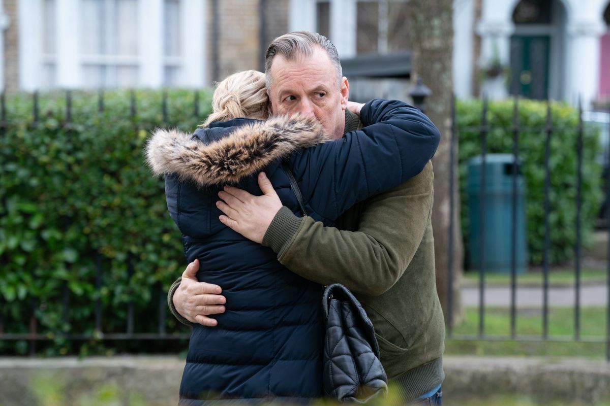 SPOILERS EASTENDERS: Harvey và Kathy chia sẻ một nụ hôn bí mật!