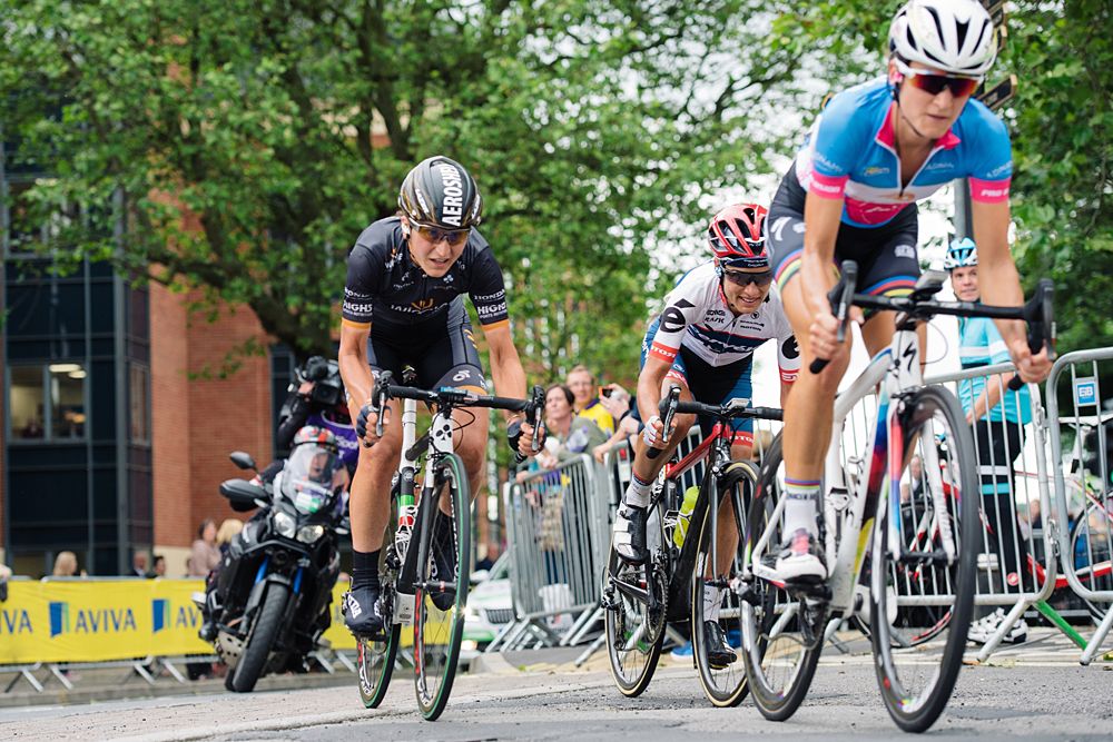 Elisa Longo Borghini battles to stay in touch with 250 metres to go at Aviva Women's Tour 2016 - Stage 3