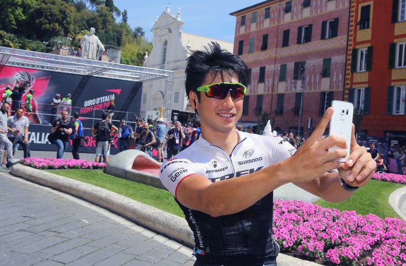 Selfie time for Fumiyuki Beppu before stage 4