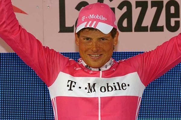 Jan Ullrich (T-Mobile) salutes