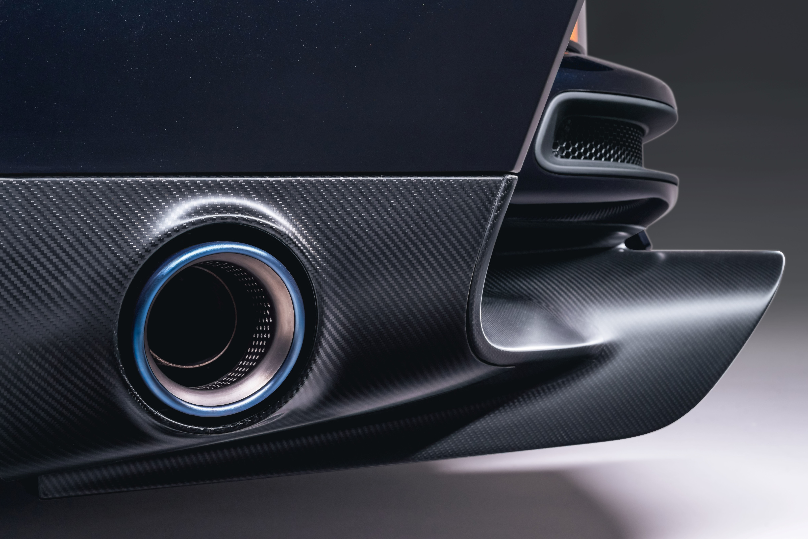 Detail design of Sorcer's carbon fibre body