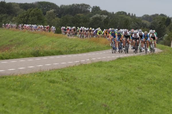 The cracks showed in the peloton, thanks to the pace and the wind