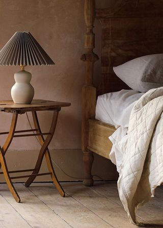 Farmhouse bedroom idea with lamp on a table
