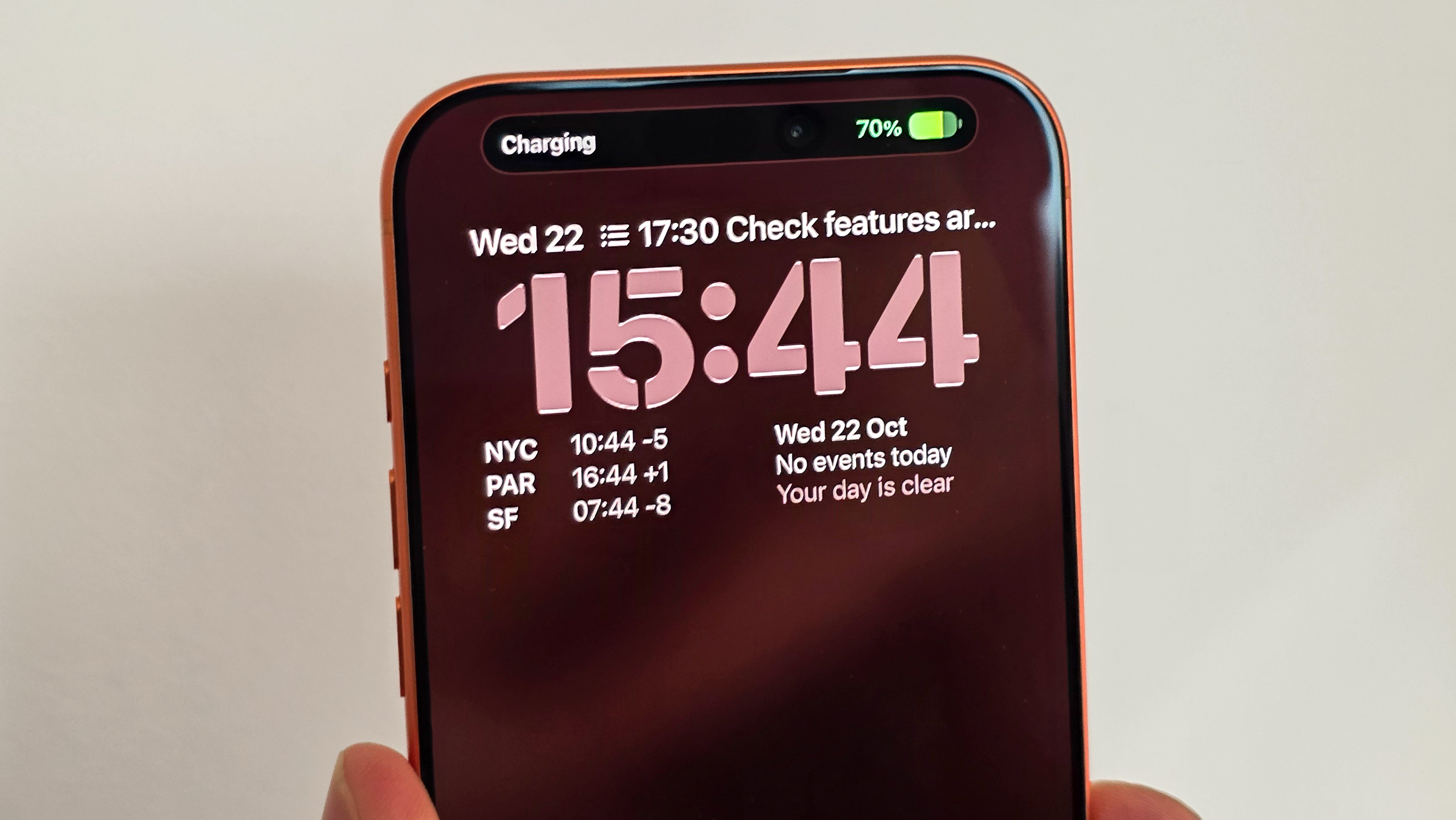 iPhone 17 Pro Max battery and charging icon