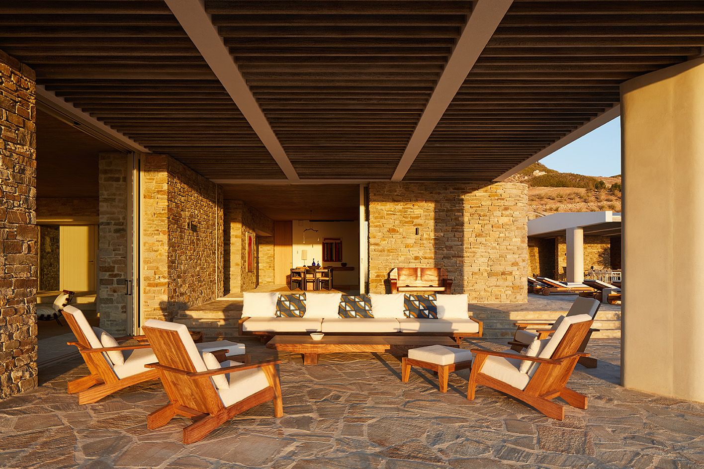 Διαρρύθμιση καθισμάτων στη βεράντα του Ridge House