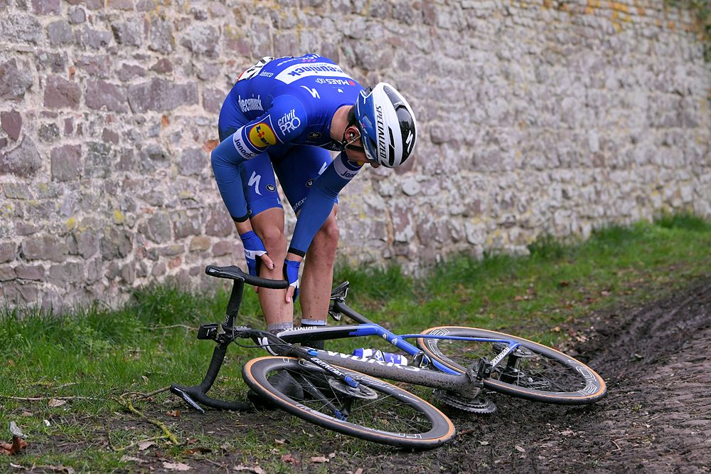 Davide Martinelli crashes during Le Samyn