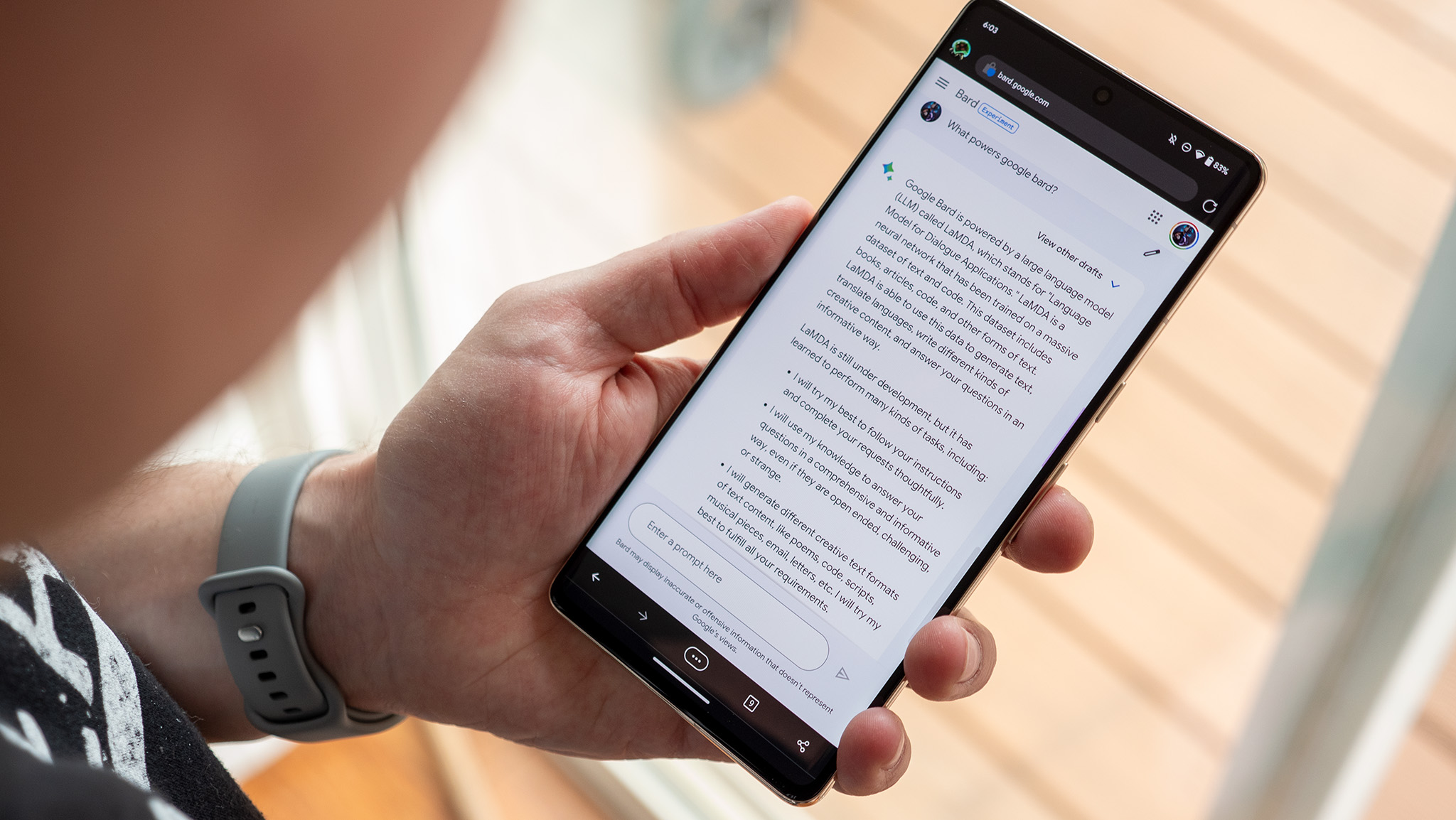 Klausimo „Google Bard“ uždavimas „Google Pixel 7 Pro“ telefone