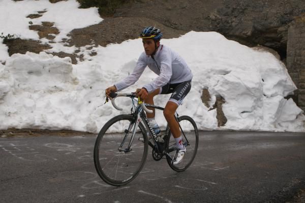 Contador rode in the snow on the Zoncolan too