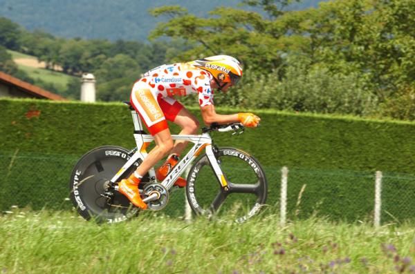 Samuel Sanchez (Euskaltel-Euskadi) time trials in the polka dots of king of the mountains.