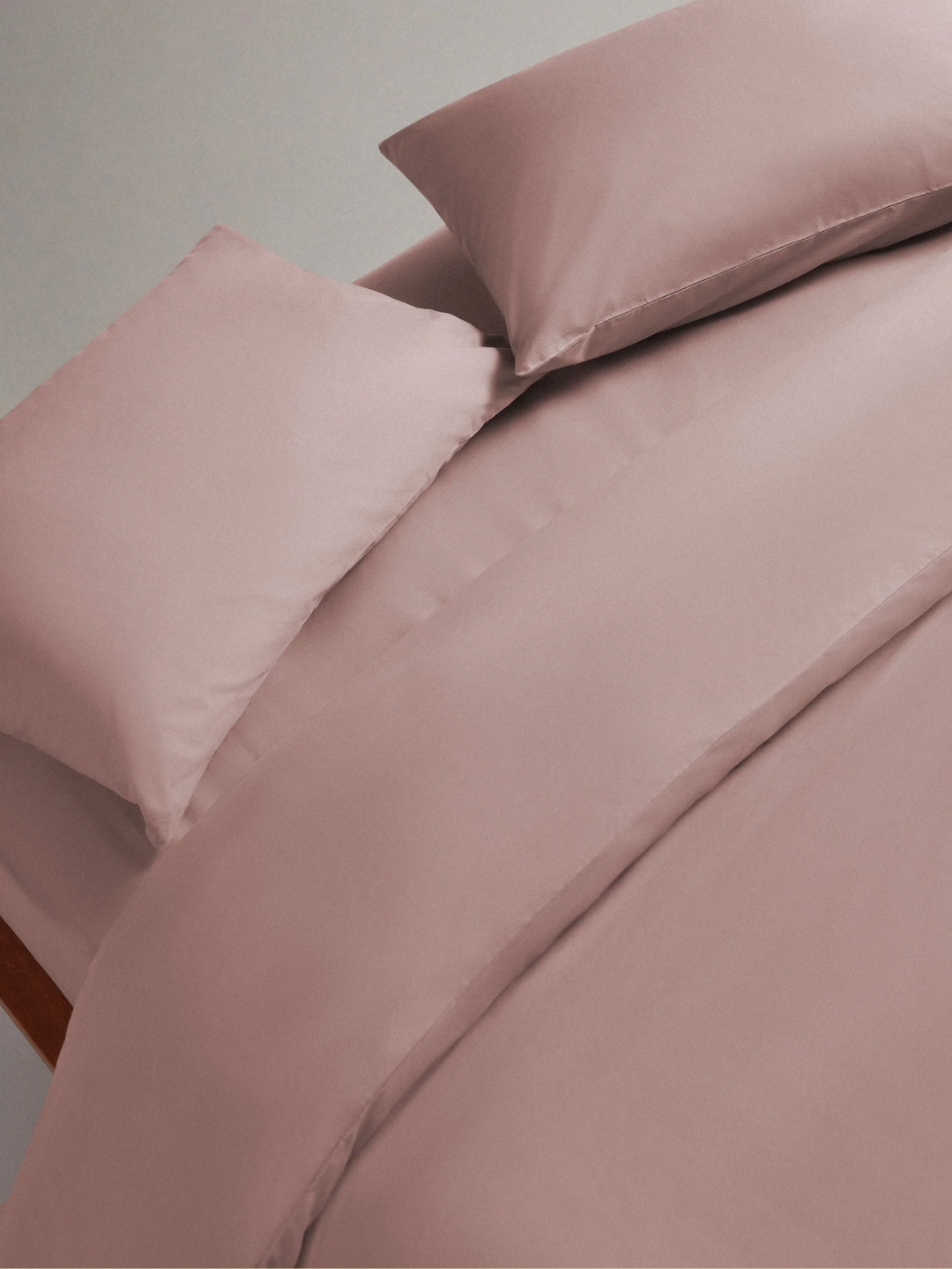 A crisp cotton bedding set in Clay from Cozy Earth