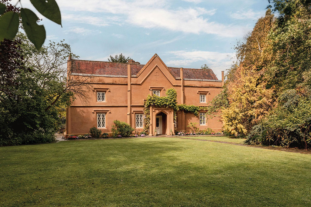 Properties for sale with swimming pools: Lower House, Redditch, Worcestershire