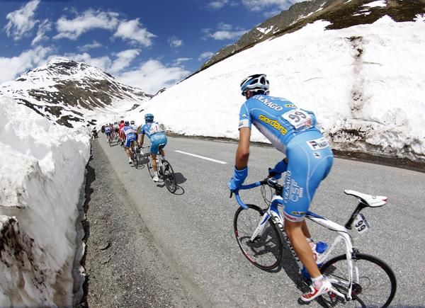 Stefano Pirazzi (Colnago-CSF Inox) tired on the Gavia