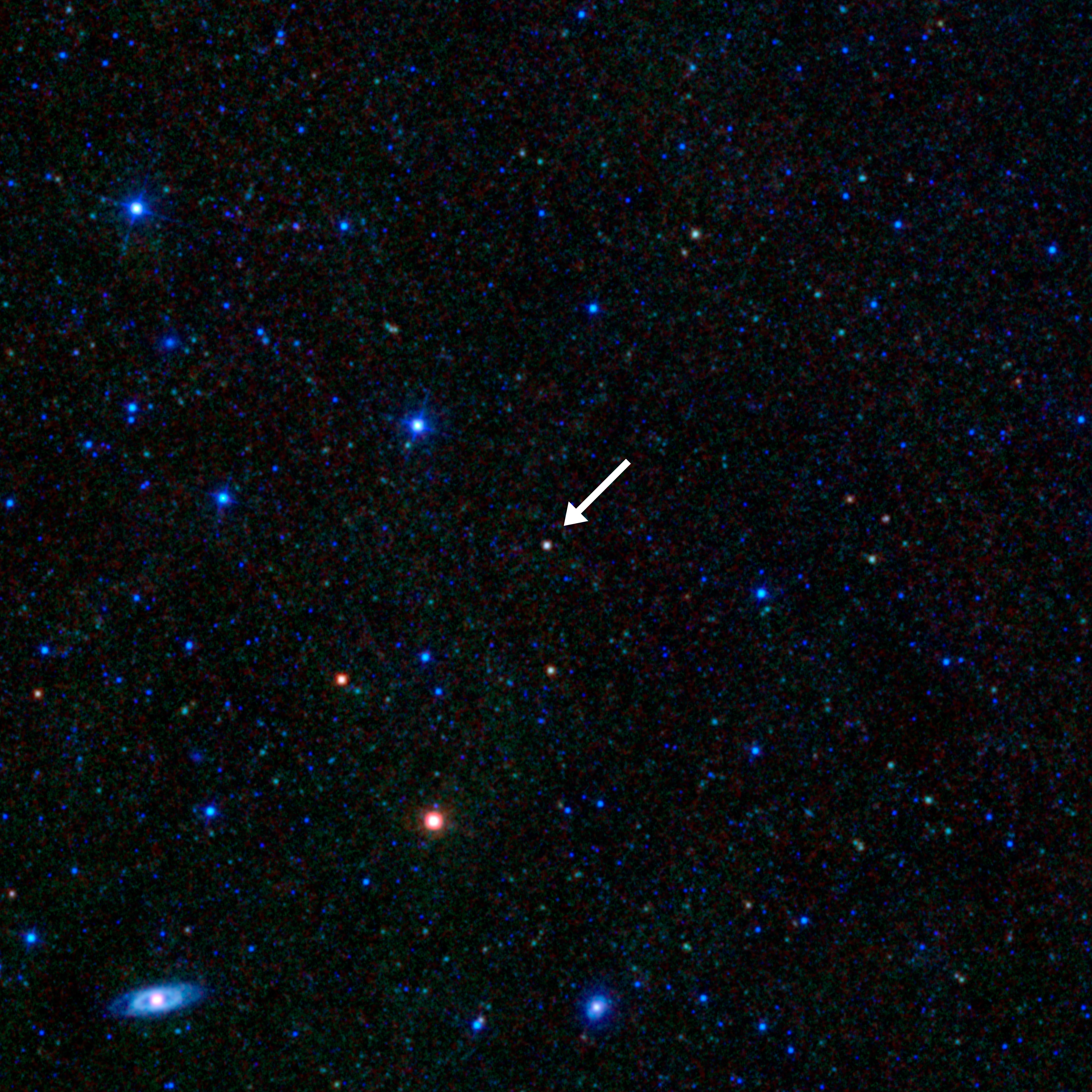 Esta imagen tomada por el Wide-field Infrared Survey Explorer (WISE) de la NASA muestra un blazar, un voraz agujero negro supermasivo dentro de una galaxia con un chorro que apunta directamente a la Tierra.  La imagen muestra un campo de estrellas junto a varios objetos mucho más brillantes.