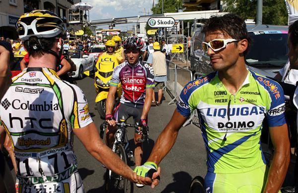 Daniele Bennati (Liquigas) congratulates Mark Cavendish after stage two.