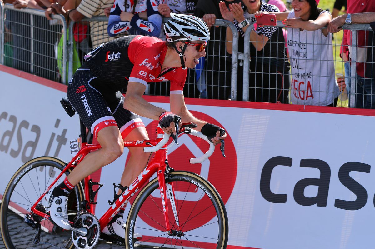 Bauke Mollema (Trek-Segafredo) tries to limit his losses
