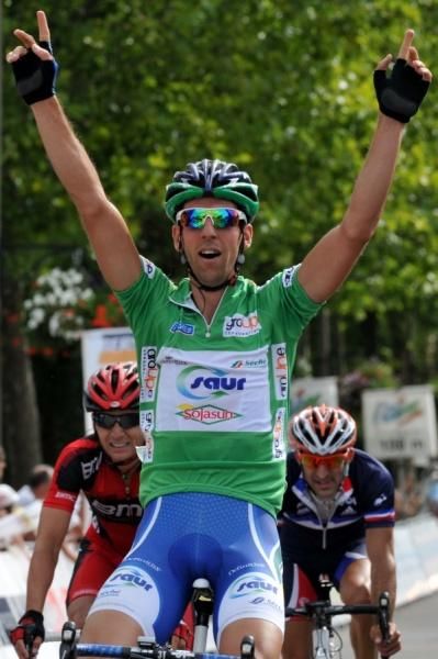 Laurent Mangel (Saur - Sojasun) is ecstatic about the stage win by his teammate St&eacute;phane Poulhies.