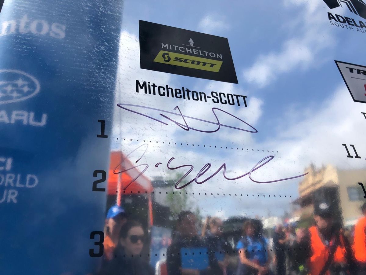 Simon Yates at the start of stage 3