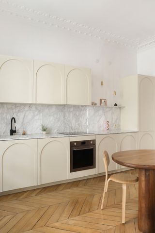A kitchen with aligned cabinets