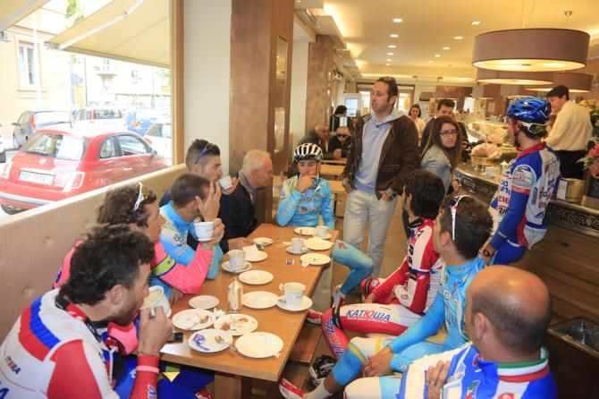 The Italian team tuck into a pre-ride meal