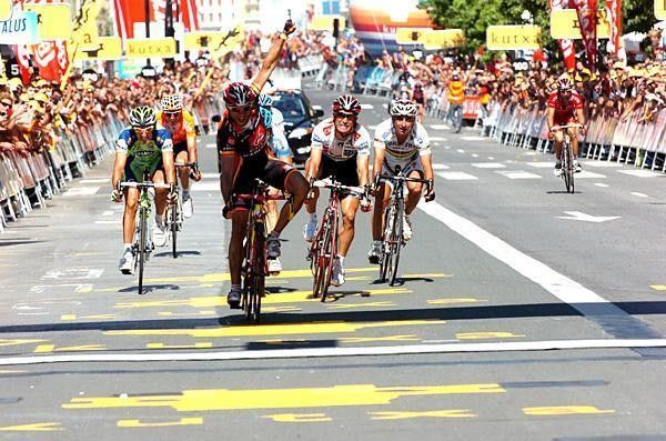 Spaniard Alejandro Valverde (Caisse d'Epargne) wins the Cl&aacute;sica San Sebasti&aacute;n.
