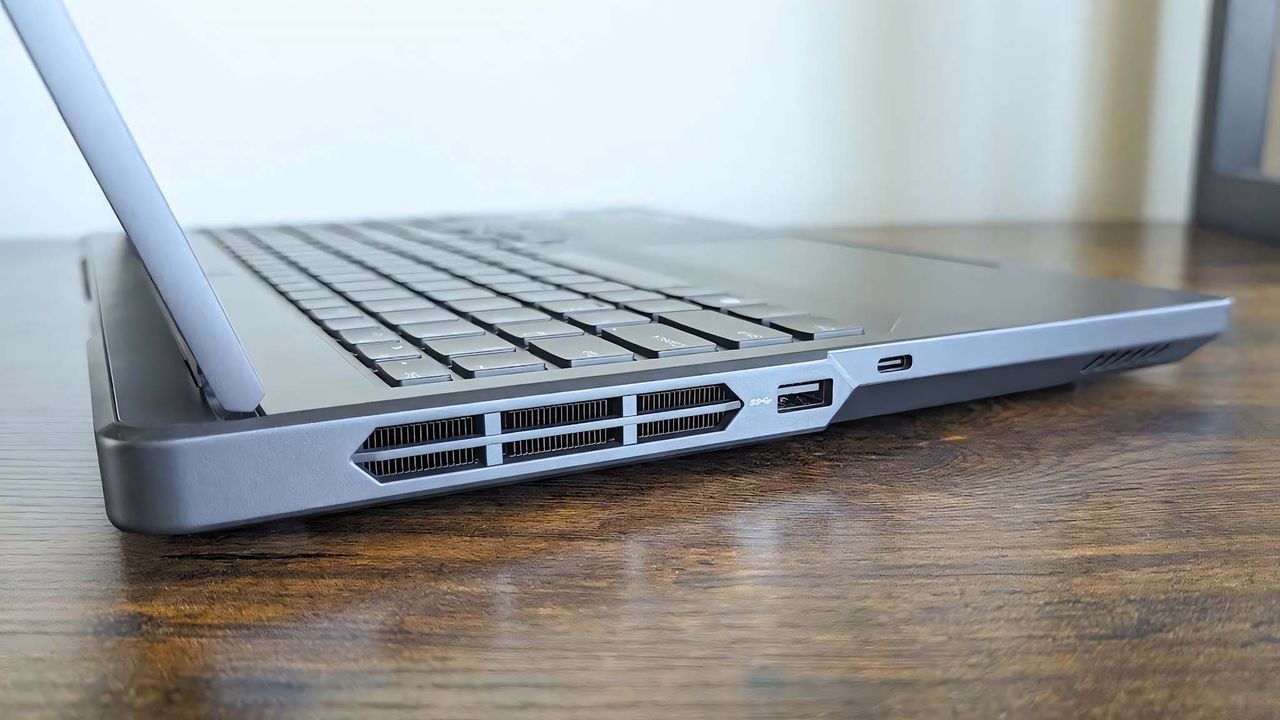 Lenovo Legion Pro 5i (Gen 9) right ports.