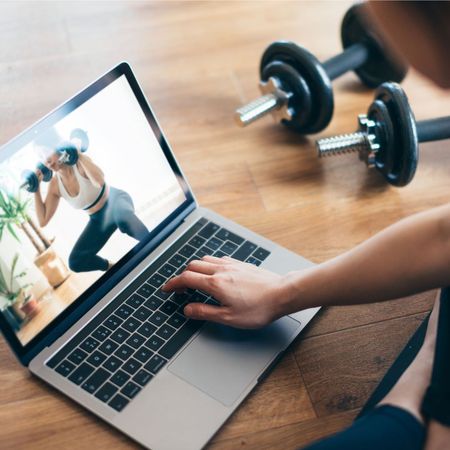 20 minute dumbbell workouts from home: A woman working out at home
