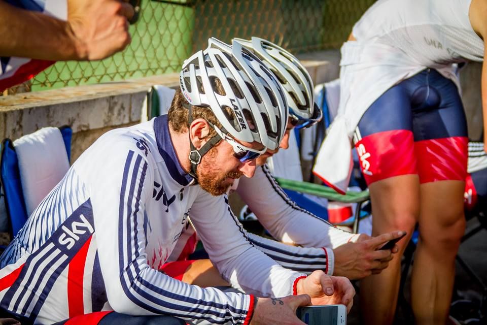 Bradley Wiggins prepare for the race