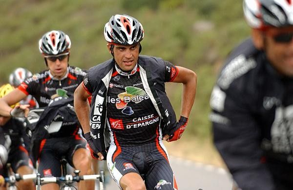 Oscar Pereiro (Caisse d'Epargne) takes off his jacket
