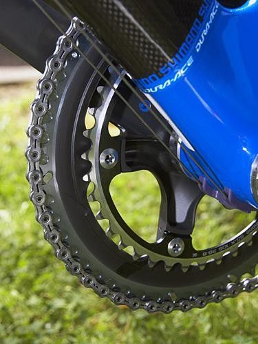 The aluminum chainring bolts thread from the back directly into the outer chainring.