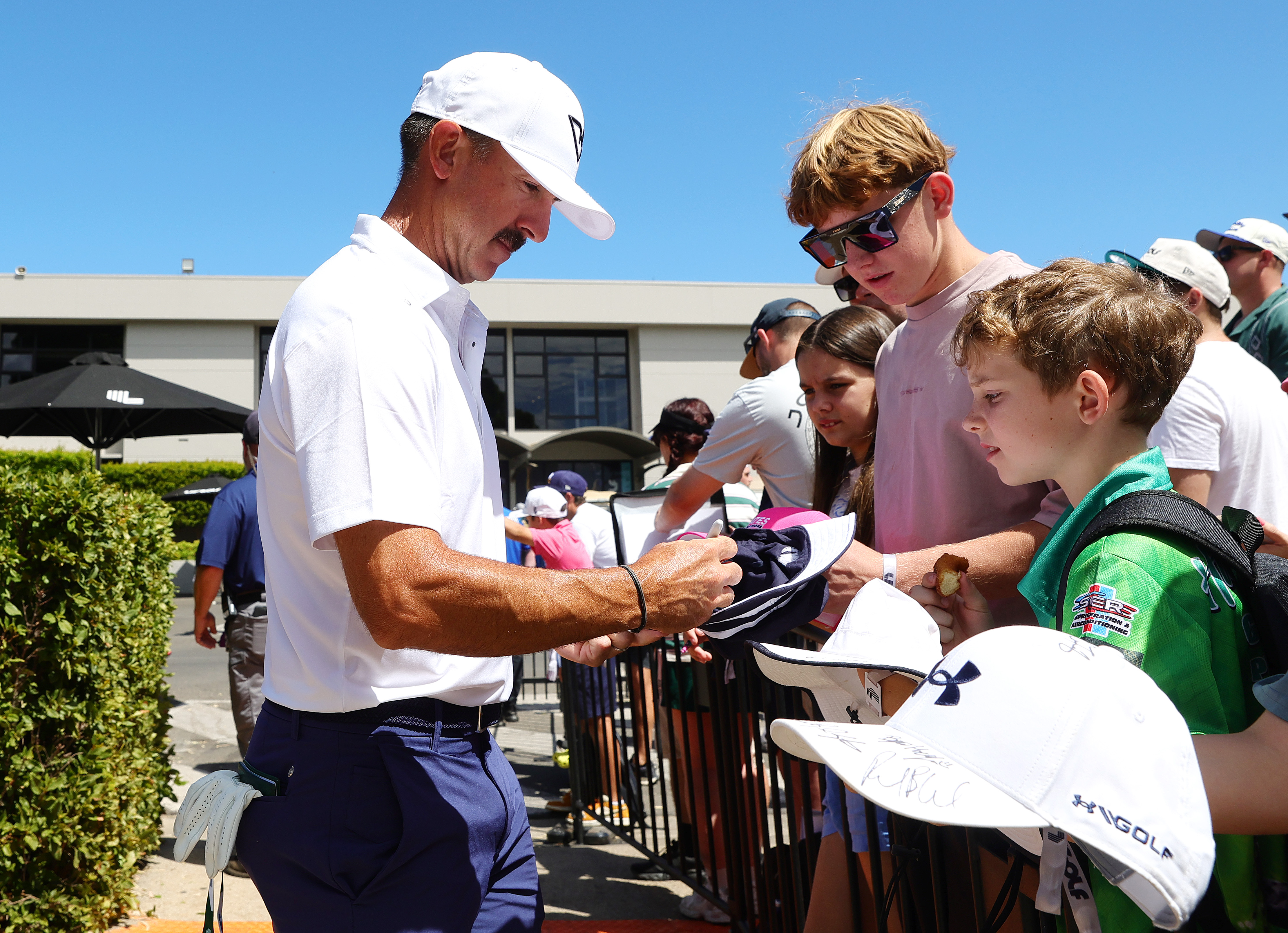 Wade Ormsby signs autographs