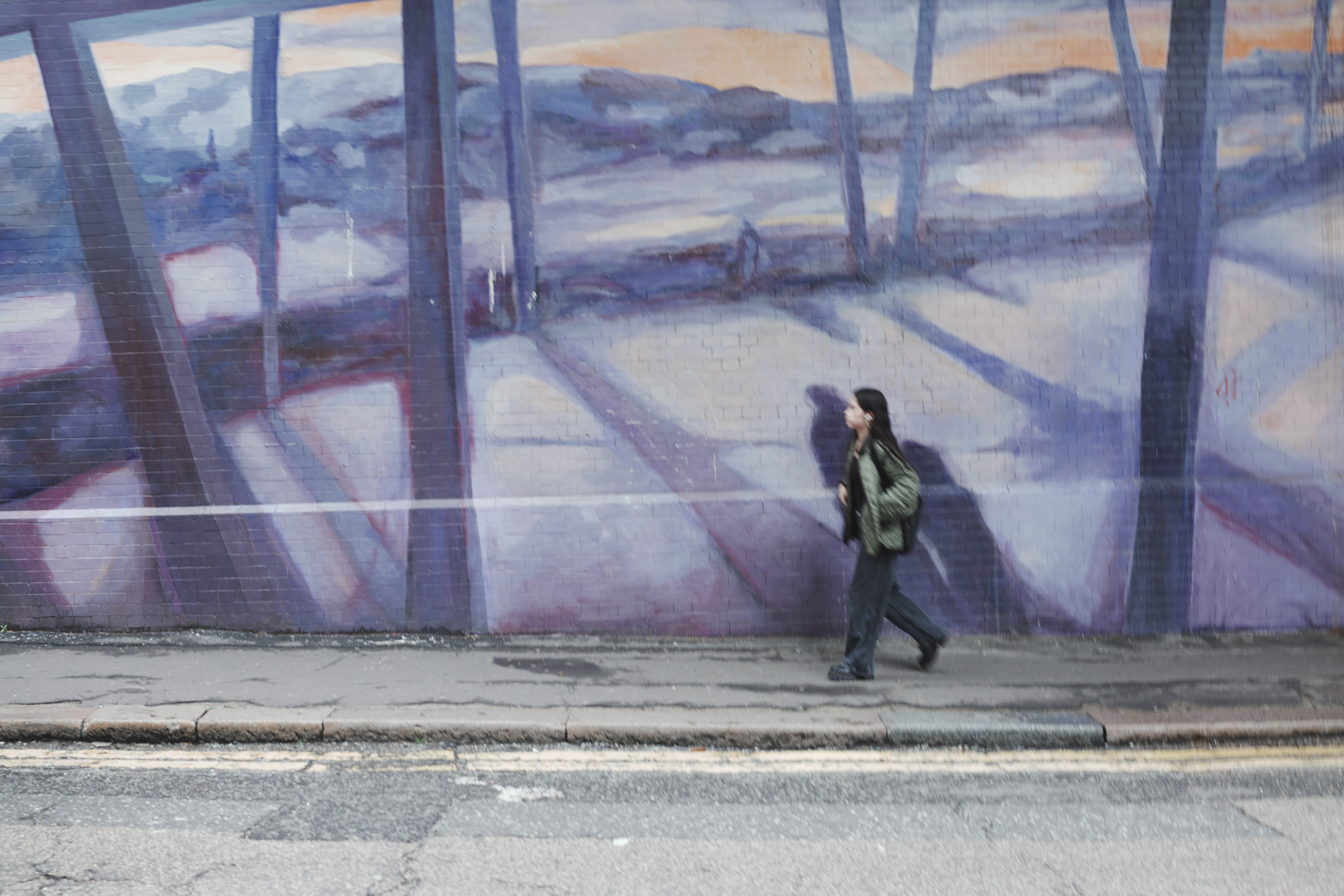 Sony RX1R III sample gallery: person walking past a graffitied wall