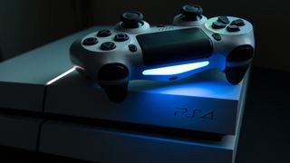 PS4-konsoli ja sinisenä hohkaava ohjain