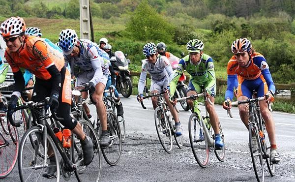 The peloton spread out as they slowed to take a sharp turn.