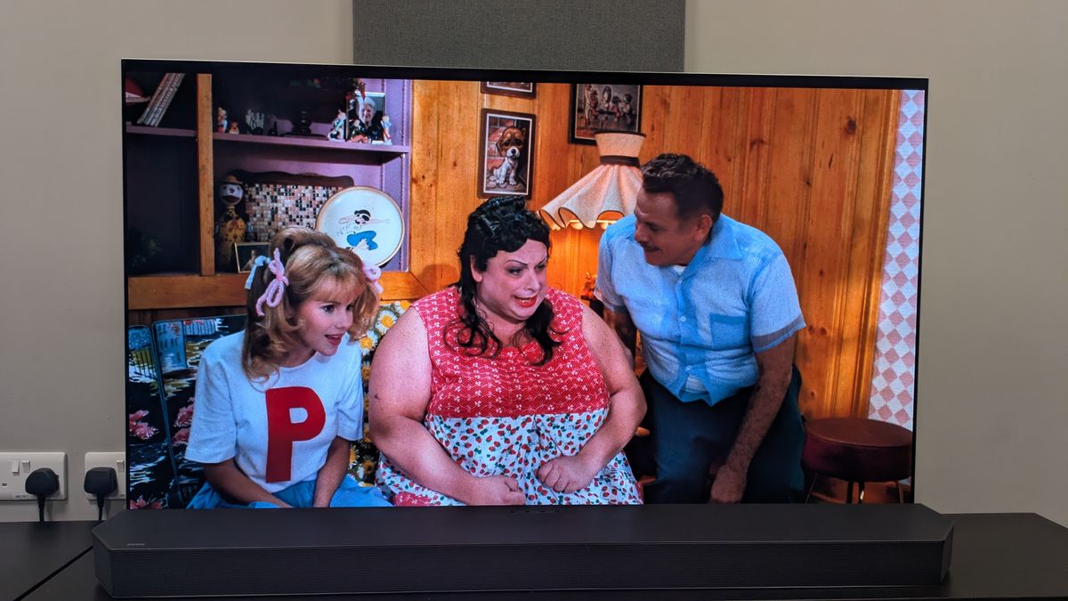 Hairspray (1988) 4K Blu-ray on LG G6 showing shot of Tracy's parents and her friend Penny sat on a sofa