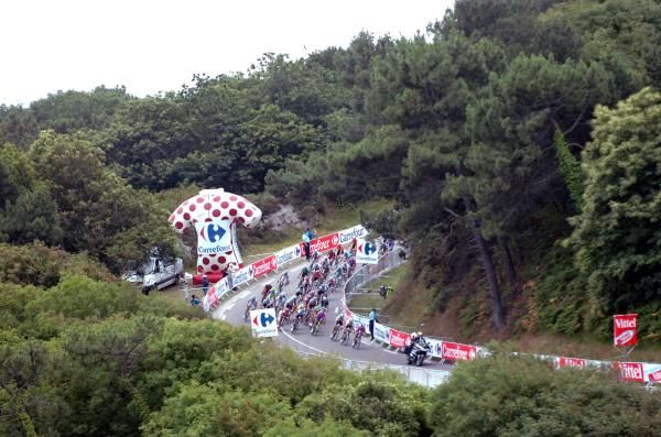 Here comes the Tour de France peloton