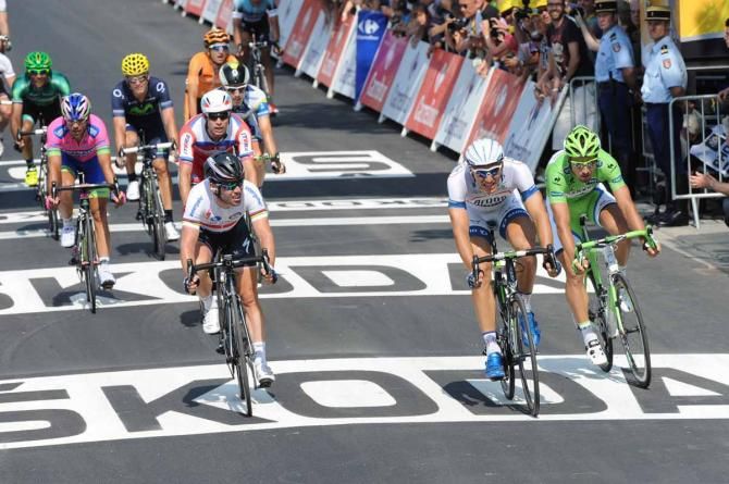 Cavendish looks across at Kittel after losing the sprint