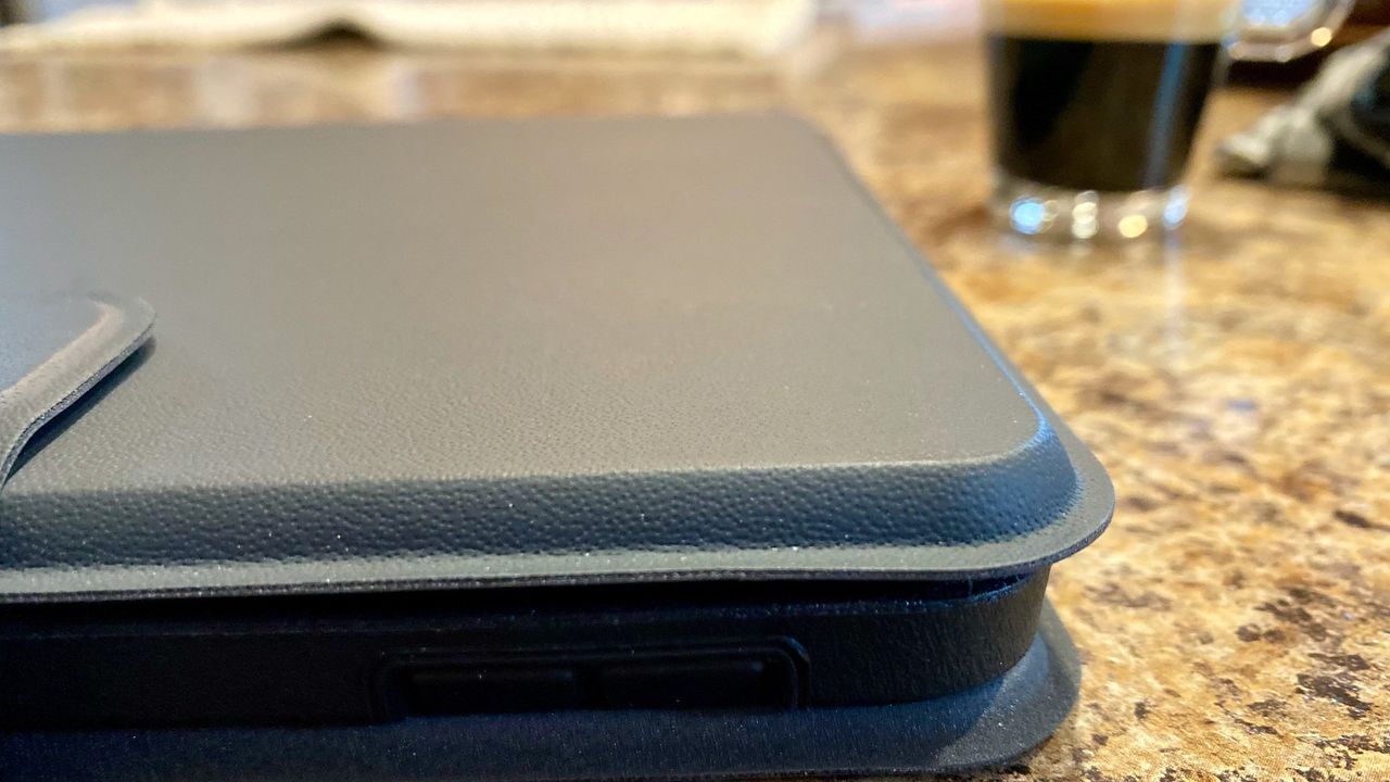 Zagg Rugged Messenger Side