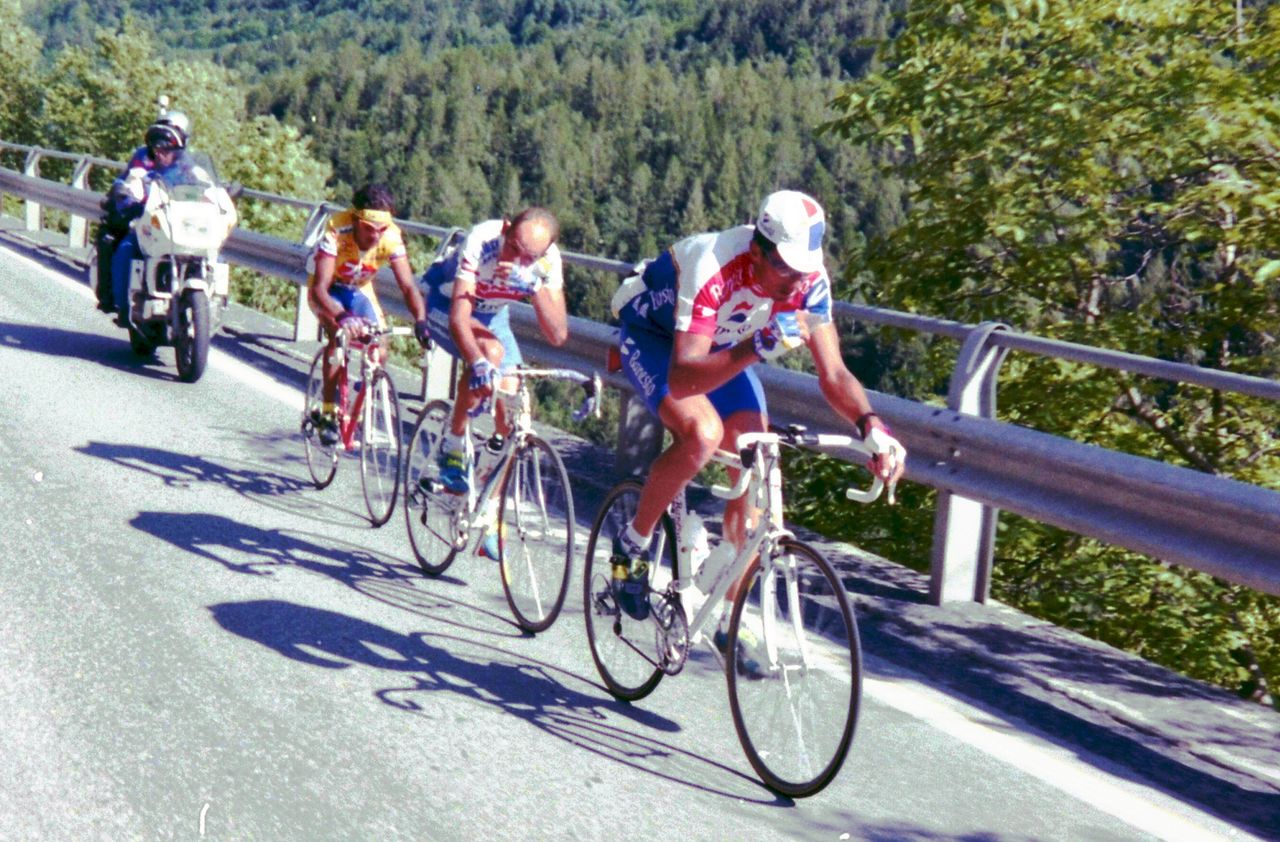 Pantani following Indurain on the approach to the final climb