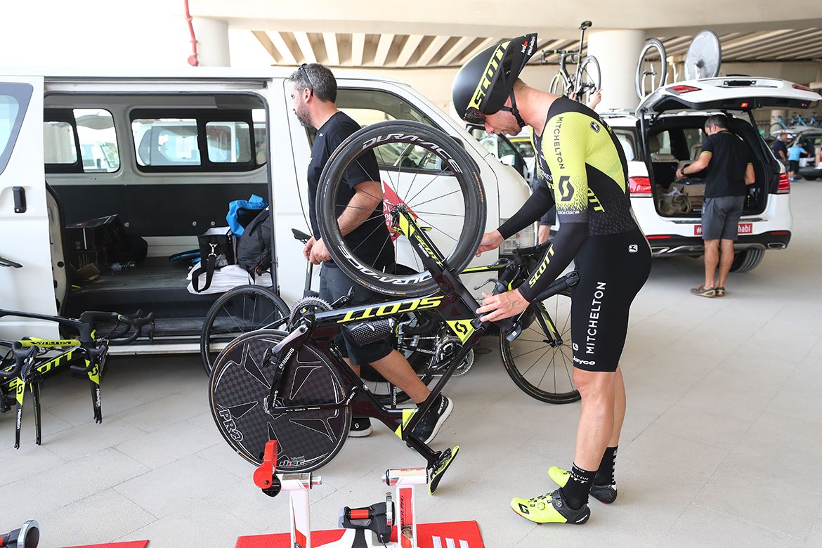 Roger Kluge takes a look at his bike