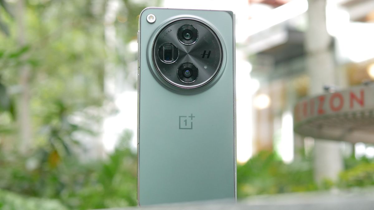OnePlus flip-style foldable could feature a telephoto lens