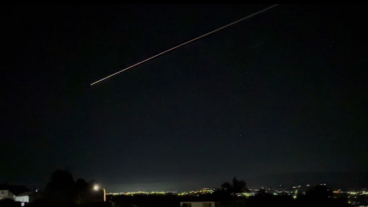 Watch SpaceX Crew-11 spacecraft blaze a fiery trail through the sky during medical evacuation from ISS (video)