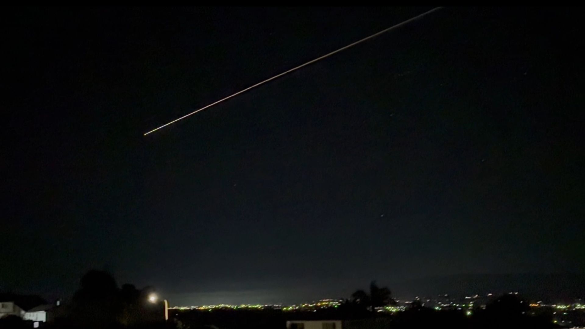 space.com - Anthony Wood - Watch SpaceX Crew-11 spacecraft blaze a fiery trail through the sky during medical evacuation from ISS (video)