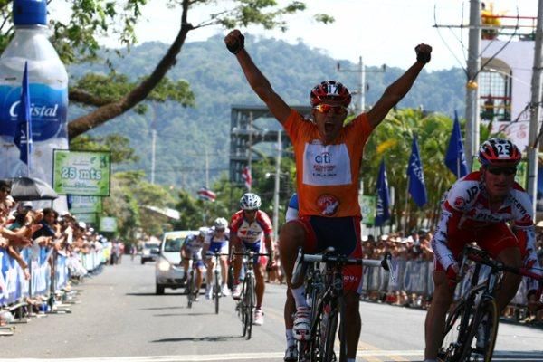 Eduardo Garita (Citibank-Economy Rent A Car-Blue) wins the stage ahead of Paulo Vargas (Plycem-JPS-Orbea)