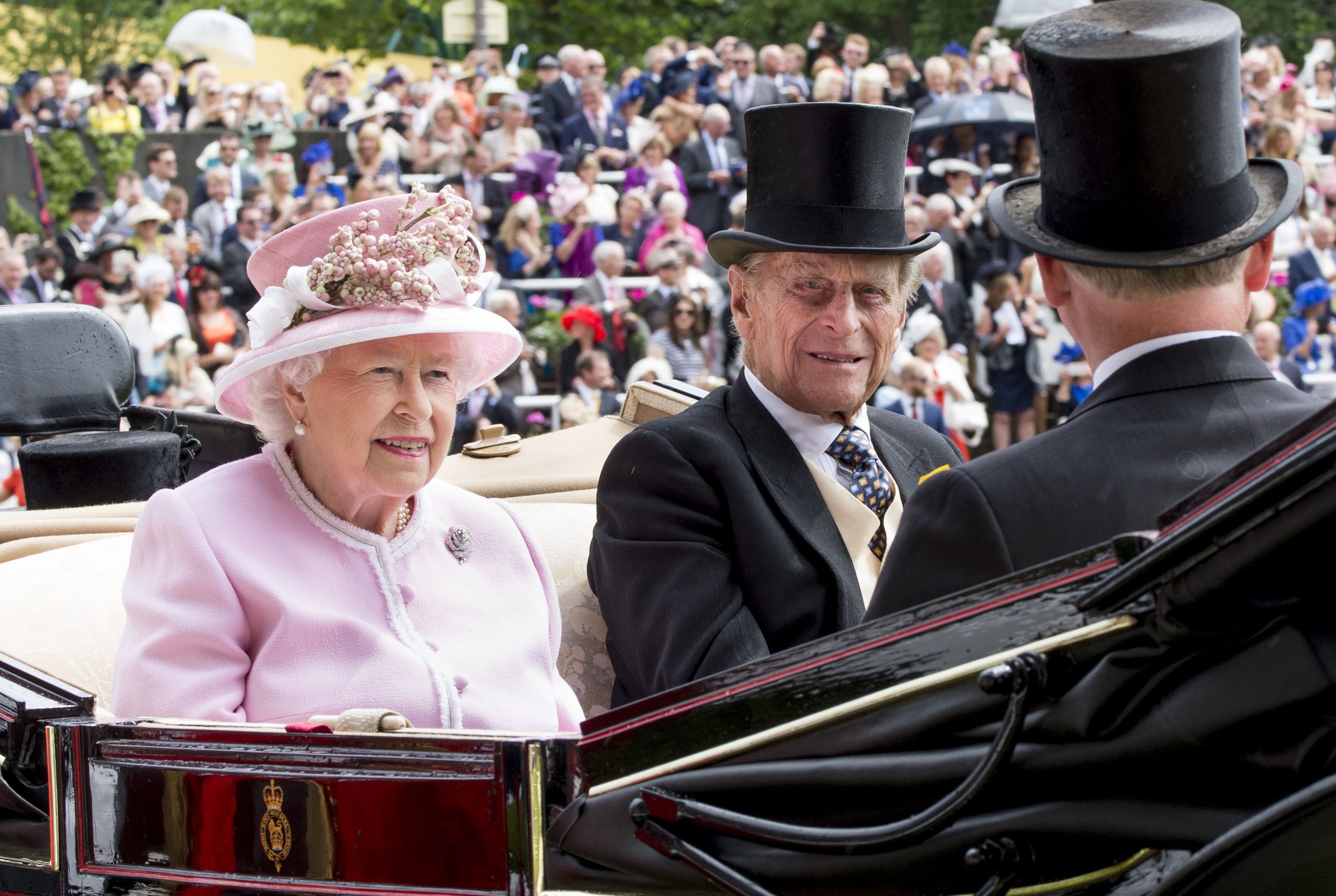 Event, Tradition, Vehicle, Carriage, Marching band, Parade, Classic, Musician, Crowd,
