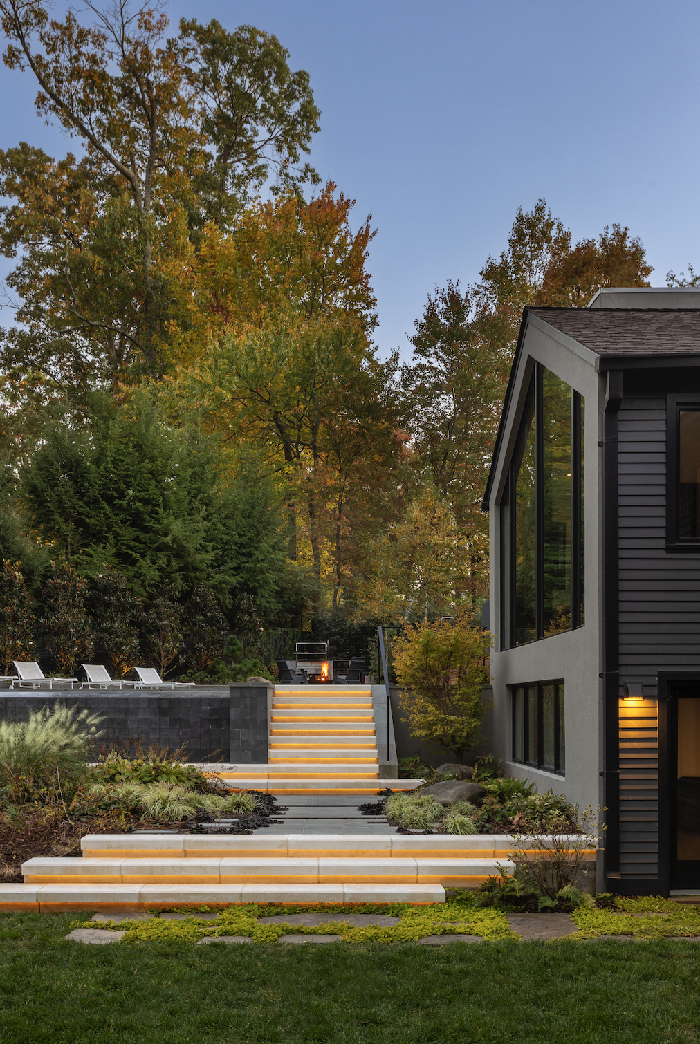 outdoor steps that feature integrated lighting