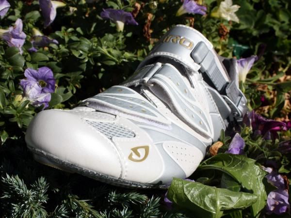 The women's-specific Espada last incorporates a narrower heel, lower toe box, and taller instep relative to the men's version.