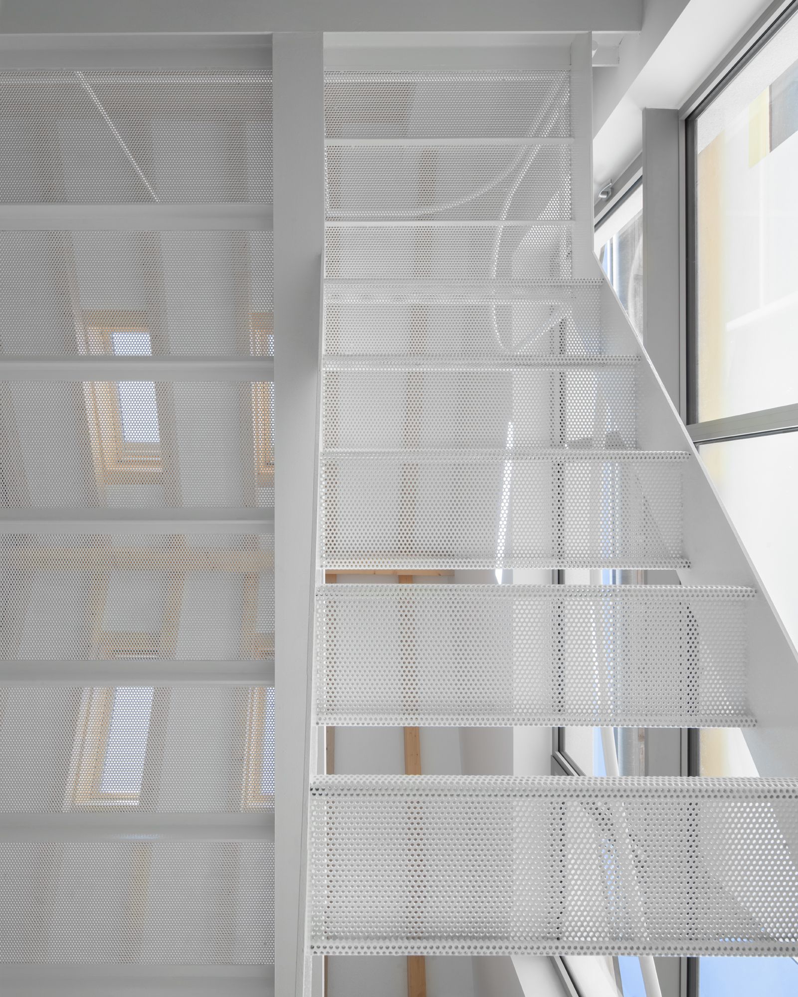 Lavorazione in metallo su misura nella cucina Blue Bird di Atelier Tropicana