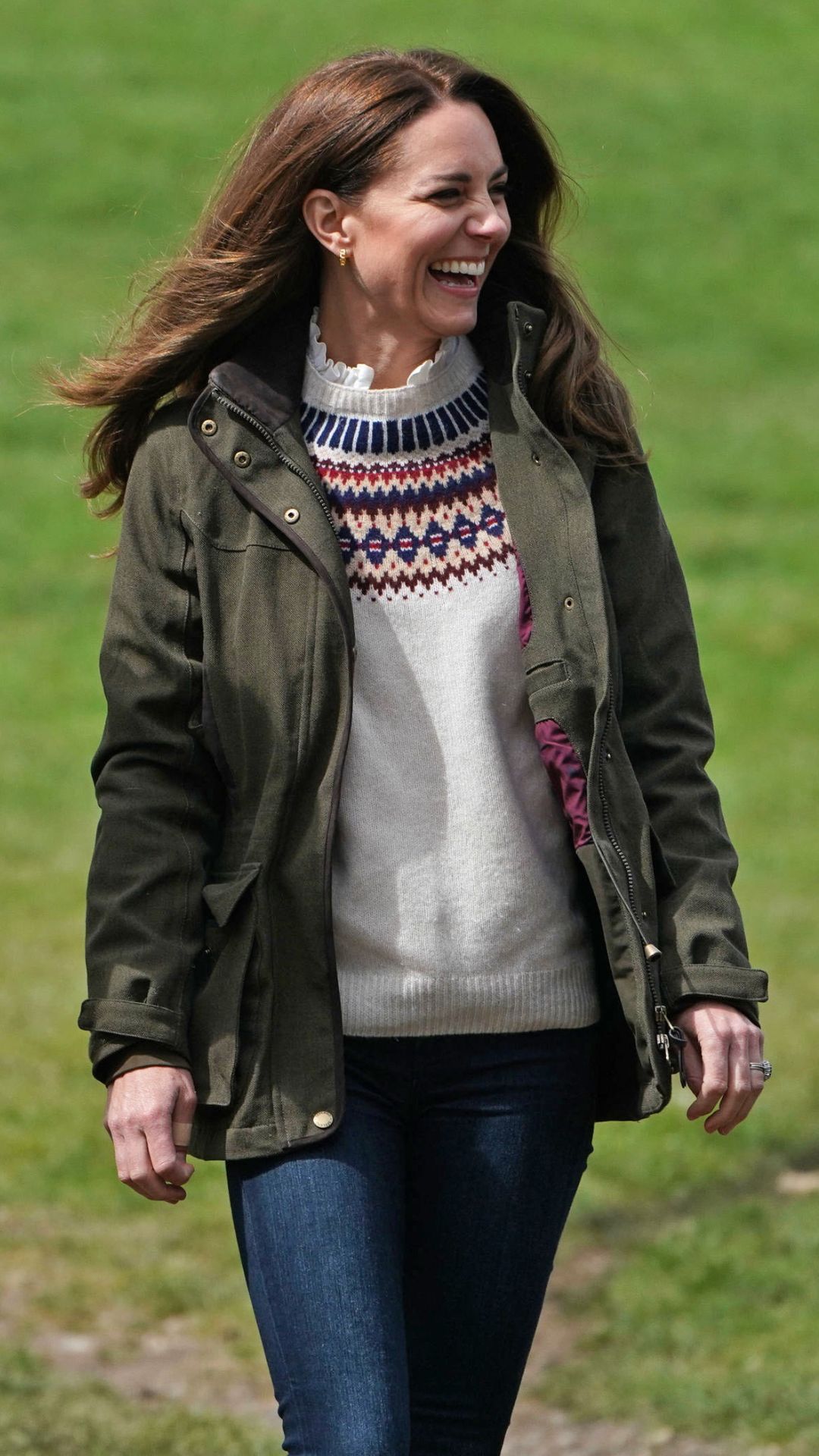 Kate Middleton na sobě pletený svetr Fairisle