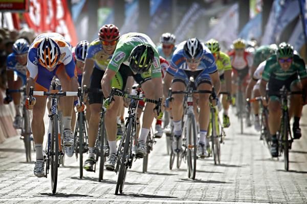 Mark Renshaw (Rabobank) and Matt Goss (GreenEdge) duel for stage honours with the photo finish camera giving the nod to Renshaw.