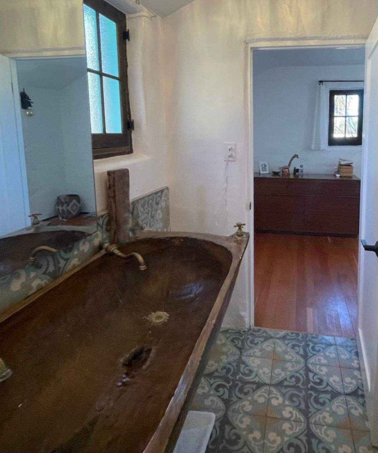 A dated bathroom before a remodel